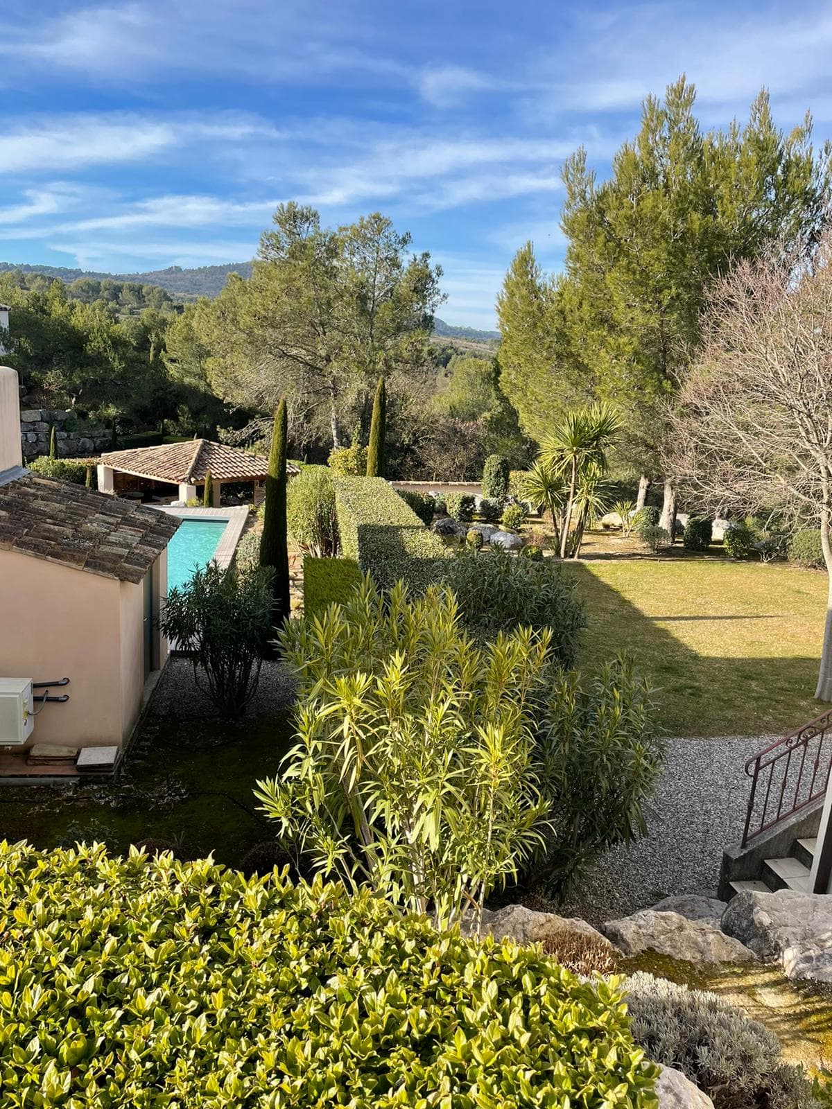 Vue jardin provençal avec piscine