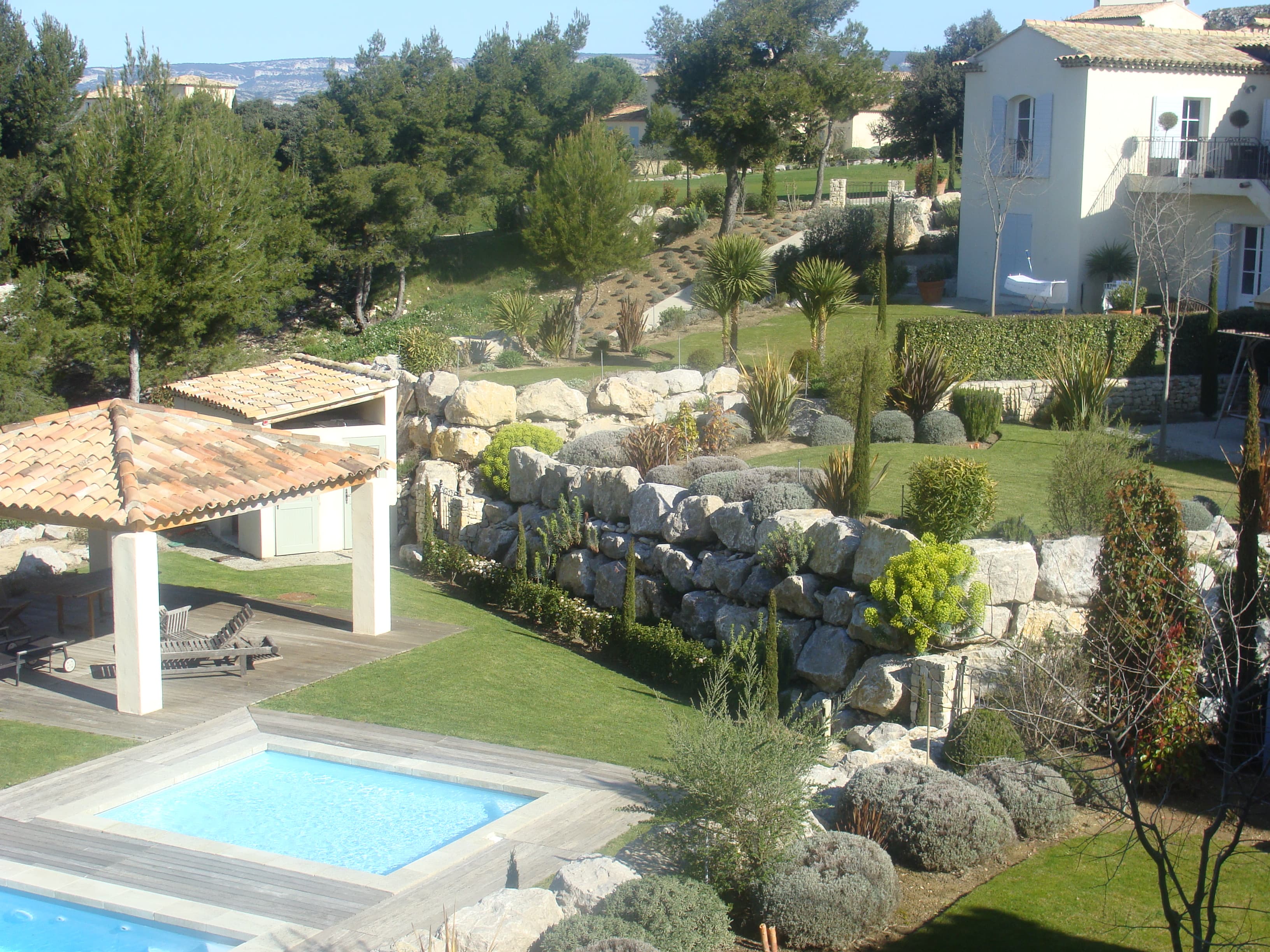 Aménagement paysager villa avec rocaille